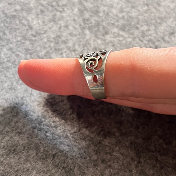 Sterling Silver ornate ring - Picture 2 of 3